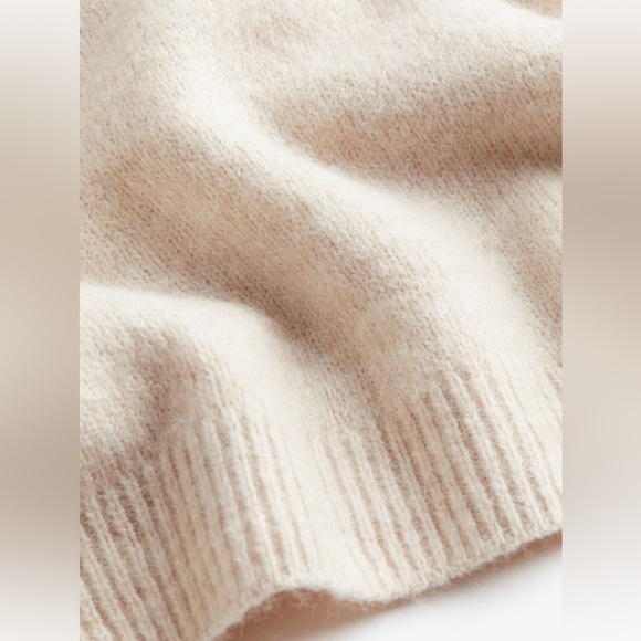 H&M Cream Knit Crew Neck Sweater Long Sleeve Wool Blend Size Small - Picture 2 of 9